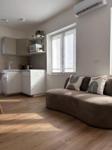 a living room with a couch and a kitchen at Casa Vacanze Everest in Paluzza +13 photos