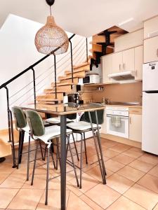 a kitchen and dining room with a table and chairs at Villa Majanicho Outside con piscina in Majanicho