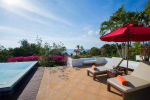 Bazén v ubytování Ocean views Kata gardens penthouse 6C near Kata Noi Beach nebo v jeho okolí