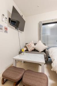 東京にあるksf上池袋3丁目101のソファとテーブルのあるリビングルーム