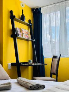 ソフィアにあるCentral Springs Apartmentの黄色の壁のベッドルーム(棚、ベッド付) +18枚の写真