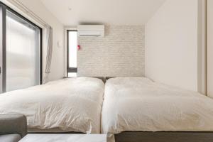 東京にあるksf上池袋3丁目101のベッドルーム1室(白いベッド2台、窓付) +21枚の写真