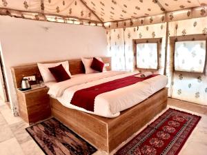 Postel nebo postele na pokoji v ubytování Desert Mannat camp Jaisalmer