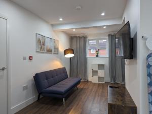 Posezení v ubytování 5 Ensuite Bedroom House Near Centre Free Parking