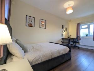 Postel nebo postele na pokoji v ubytování 5 Ensuite Bedroom House Near Centre Free Parking + 41 fotografií