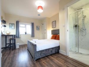 Postel nebo postele na pokoji v ubytování 5 Ensuite Bedroom House Near Centre Free Parking