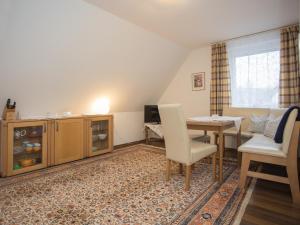 Una sala de estar con una mesa y un comedor. en Welcome in - vakantiewoningen in Winterberg met panoramisch uitzicht, en Winterberg