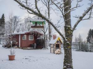 una pajarera colgada de un árbol delante de una casa en Welcome in - vakantiewoningen in Winterberg met panoramisch uitzicht, en Winterberg