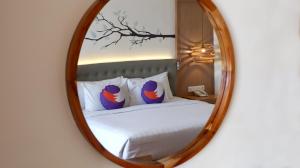 Letto o letti in una camera di FOX Hotel Jimbaran Beach Bali
