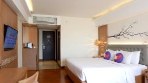 Letto o letti in una camera di FOX Hotel Jimbaran Beach Bali