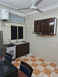 Kuchyň nebo kuchyňský kout v ubytování Eqamh Etlala Quba- إقامة إطلالة قباء