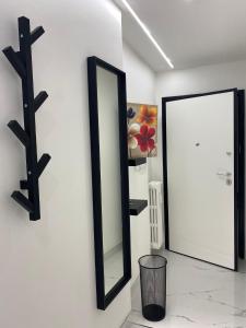 uno specchio su un muro accanto a una porta di 612 Flats a Roma