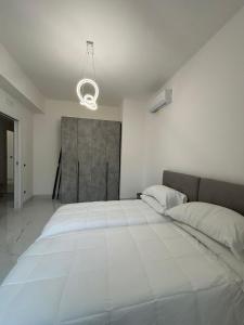 una camera bianca con un grande letto bianco di 612 Flats a Roma Altre 22 foto