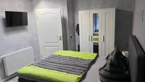 a small room with a bed and a television at Altstadt Fewo Wernigerode in Wernigerode