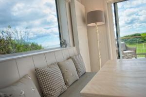 un soggiorno con un tavolo e una grande finestra di Muir Lodge a Gatehouse of Fleet Altre 30 foto