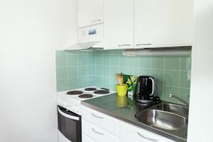 Kuchyň nebo kuchyňský kout v ubytování Linnunlahti Hostel