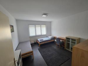 a room with a bed and a desk and a window at Büdingen Hanau Frankfurt Monteurwohnung in Büdingen