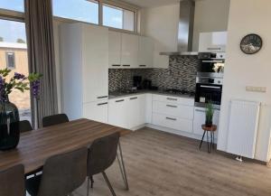Kuchyň nebo kuchyňský kout v ubytování EuroParcs Zilverstrand