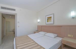 En eller flere senge i et værelse på Sural Resort Hotel