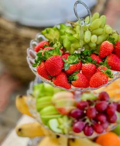 un display di fragole, uva e altri frutti di Alben Castle Glenfall a Nuwara Eliya