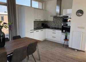 Kuchyň nebo kuchyňský kout v ubytování EuroParcs Zilverstrand