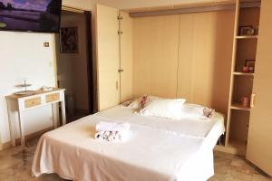 Ένα ή περισσότερα κρεβάτια σε δωμάτιο στο Helios grand studio terrasse panoramique magique