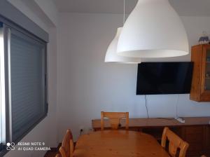 d'une salle à manger avec une table et une lampe blanche. dans l'établissement La Dorada Solo Familias Serviplaya!!!, à Playa de Xeraco