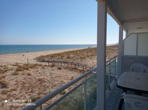 - une vue sur la plage depuis le balcon d'une maison dans l'établissement La Dorada Solo Familias Serviplaya!!!, à Playa de Xeraco