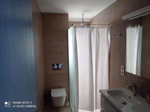 une salle de bains avec douche, toilettes et lavabo dans l'établissement La Dorada Solo Familias Serviplaya!!!, à Playa de Xeraco 23 autres photos