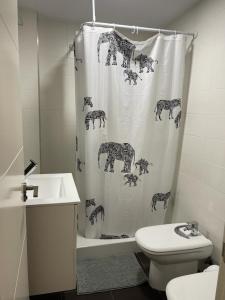 Baño con cortina de ducha con lobos. en CasaMar, en Barbate