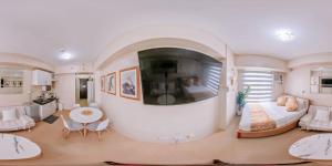 TV at/o entertainment center sa Urban Escape with a View