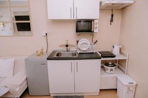 Kitchen o kitchenette sa Urban Escape with a View