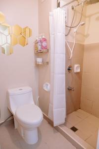 Bathroom sa Urban Escape with a View
