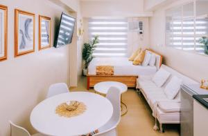 Seating area sa Urban Escape with a View