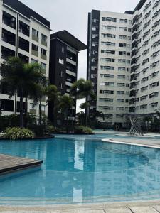 Swimming pool sa o malapit sa Urban Escape with a View