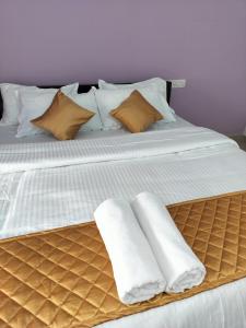 Postel nebo postele na pokoji v ubytování Rudhraksh Comfort Stay
