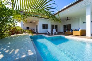 una villa con piscina y una casa en Brand-New Modern 3-Bedroom Villa - MB20, en Hua Hin