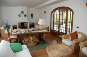 uma sala de estar com uma mesa e cadeiras e uma lareira em Villa Iris em Corchiano