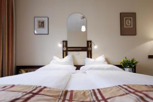Postel nebo postele na pokoji v ubytování Continental Hotel-Pension