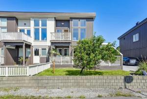 un grande condominio con un albero di fronte di Moderne rekkehus nært Ålesund a Valderøya