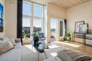un soggiorno con un divano e un tavolo di Moderne rekkehus nært Ålesund a Valderøya