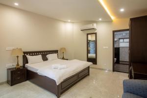 Katil atau katil-katil dalam bilik di Palm Familia-6BHK Italian Farmhouse with Cook