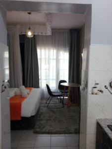 a hotel room with a bed and a table at Nanic Homes Rio Vista in Marimbeti