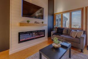 TV a/nebo společenská místnost v ubytování Scenic White Mountains Retreat home + 82 fotografií