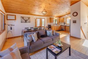 Khu vực ghế ngồi tại Scenic White Mountains Retreat home +82 ảnh