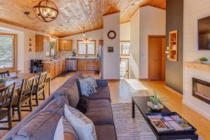 Khu vực ghế ngồi tại Scenic White Mountains Retreat home