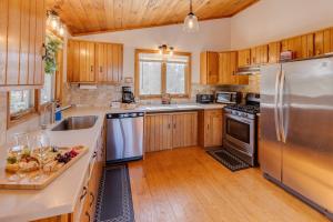 Nhà bếp/bếp nhỏ tại Scenic White Mountains Retreat home