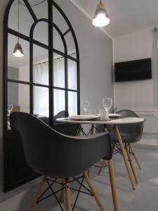 サン・ジャン・カップ・フェラにあるSuite Apartment Saint Jean Cap Ferratのダイニングルーム(テーブル、椅子、鏡付)