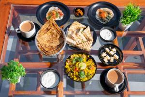 Jídlo v hotelu nebo okolí + 56 fotografií