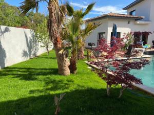 Bazén v ubytovaní Les Loges Florales - Logements à proximité de la rivière Réals alebo v jeho blízkosti